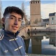 Me considero una persona creativa y bastante práctica, me gusta enseñar de forma clara y sin complicarlo demasiado.