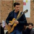 Profesor de música imparte clases de guitarra y teoría musical, así como de filosofía y materias relacionadas. presencial y online