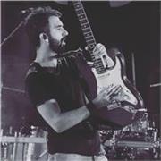 Chitarrista professionista con esperienza decennale impartisce lezioni di chitarra e teoria musicale
