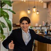 Impara l'inglese in modo coinvolgente con un insegnante esperto e bilingue! 
Vivi un'esperienza internazionale direttamente a casa tua. 
Impara la lingua di Shakespeare con un metodo personalizzato e divertente. 
Sfrutta la mia esperienza di 5 anni all'es