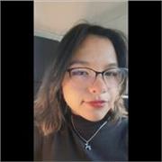 Maestra de computación con clases personalizadas, para formación básica digital