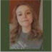 Profesora de inglés imparte clase a todos los niños entre las edades de 3 a 16 años