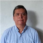 profesor de musica inparte clases a niños y jóvenes que quieren aprender a interpretar un instrumento musical de vientos