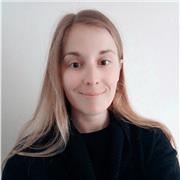 Professeure de français langue secondaire qualifiée au Royaume-Uni donne cours de français à étudiants de tous niveaux