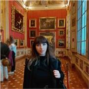 studentessa universitaria propone lezione online di storia dell'arte per ragazzi medie/superiori