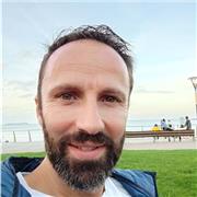 Professeur d'EPS, éducateur sportif et moniteur de tennis donne cours de renforcement musculaire, de remise en forme ou de tennis