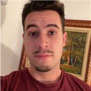 Profesor de cocina joven enseña recetas