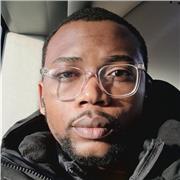 Étudiant en Entrepreneuriat parlant plusieurs langues, aimant la musique et le sport.