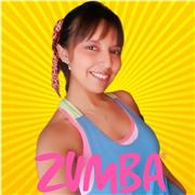 Instructora de zumba imparte clases presenciales y online de zumba fitness