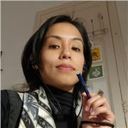 Bachiller de Diseño Industrial con formación universitaria en artes plásticas.