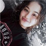 Profesora de biología imparte clases a niños de todas las edades