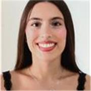 Profesora dispuesta a ayudar a niños con sus tareas de clase.