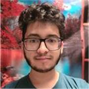 Profesor de español imparte clases a estudiantes de diversas edades