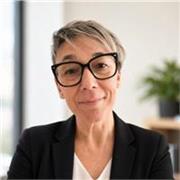 Me defino como una formadora práctica, cercana y orientada a resultados, especializada en habilidades directivas, comunicación