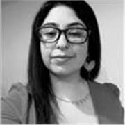 Educadora con habilidades blandas desarrolladas para poder enseñar a niños