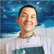 Ilustradora y retratista con más de diez años de experiencia, también historietista y storyboardist, niñera y monitora.