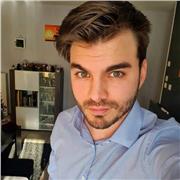 Je suis guitariste depuis l'âge de 13 ans. J'ai débuté par de la musique classique en conservatoire. Après 7 ans de cours et d'expérience j'ai obtenu un diplôme. J'ai par la suite continué en école de musique durant 6 années supplémentaires où j'ai découv