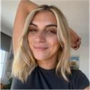 Graduada en Filología Hispánica, apasionada por los libros, la literatura y los idiomas. Imparto Lengua y literatura e Inglés.