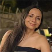 Maestra de español enfocada en niños y adolescentes