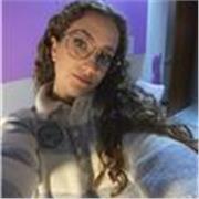Studentessa che frequenta il quinto anno del Liceo. Futura studentessa universitaria di Filosofia