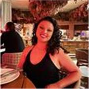 Licenciada en gastronomía, pastelera de profesión, 3 títulos, además de ser wedding planner 