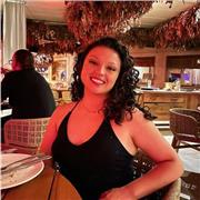 Licenciada en gastronomía, pastelera de profesión, 3 títulos, además de ser wedding planner