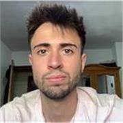 Un chico que ha acabado la carrera, que está con el master y quiere implicarse más y ganar experiencia en esta profesión. 