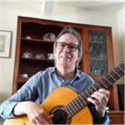 Insegno chitarra da oltre 38 anni in diversi paesi con mentalità, costumi, culture e approcci differenti. la musica unisce tutti.