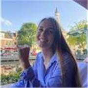 Je suis étudiante en master de commerce international. Je suis pédagogue, organisée et j'aime aider et voir les élèves progresser.