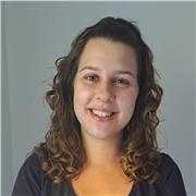 Maestra imparte clases de apoyo y refuerzo a alumnos de Primaria