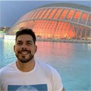 Hola, soy creativo, conversador, amable y disfruto conocer lugares y gente nueva, Soy publicista de profesión y trabajo actualmente como corredor inmobiliario y diseñador de interiores. 

Daré clases a personas que están aprendiendo español y necesitan pr