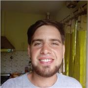 Tutor de español que enseña a los jóvenes a fluir más en el idioma