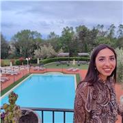 Psicologa impartisce lezioni di psicologia a studenti di liceo ed istituti professionali