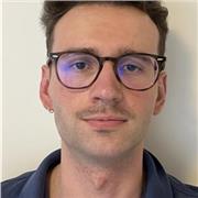 Profesor joven titulado en Humanidades especializado en Historia.