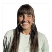 Graduada en Educación Primaria con especialización en Inglés y cursando el Master de Artes visuales y Educación de la UGR. 