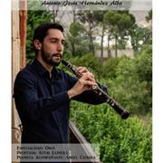En primer lugar, presentarme. Soy Antonio Jesús Hernández Alba, graduado en Enseñanzas Superiores de Música en la especialidad de Oboe por el CSMCLM. 
Además de haber terminado los estudios superiores de oboe, tengo bastante experiencia tanto como acompa