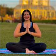 Professora de personal yoga online com 9 anos de experiência