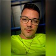 Dou aulas de língua portuguesa para todos os níveis educacionais, com foco na reflexão linguística, compreensão e interpretação