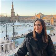 Profesora de inglés y lengua da clase a todas las edades