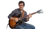 Chitarrista-docente impartisce lezioni di chitarra
