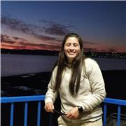 Profesora de educación física y salud dicta clases online a estudiantes de todas las edades