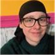 Soy una persona creativa y apasionada por los idiomas, con una formación como traductora titulada.