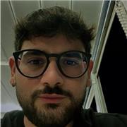 Studente universitario impartisce lezioni di matematica a ragazzi di scuole medie e superiori