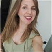 Profesora de estética y tratamiento faciales y corporales.