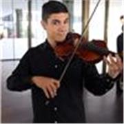 Titulado en grado profesional de violín. Experiencia de 4 años enseñando y de más de 15 en el violín