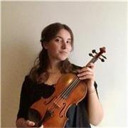 Diplomata al liceo classico, studentessa di ingegneria e allieva del conservatorio