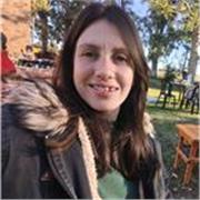 Profesora de Geografía imparte clases a niños, adolescentes y alumnos