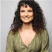 Maestra de educación infantil e inglés que imparte todas las asignaturas de primaria y ESO hasta 3º.