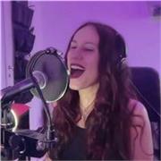 Insegnante, certificata Ves Practitioner e con Master in Vocalità Artistica, impartisce lezioni di canto moderno