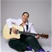 Soy una persona súper alegre, le encanta los niños y el teatro, llevo años haciendo teatro y soy una persona súper alegre